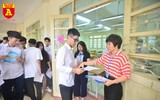 Cận cảnh các thí sinh tập trung làm bài trong phòng thi